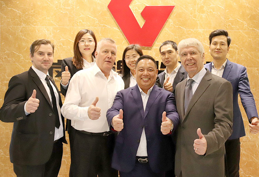 與國外客戶合影 與國外客戶合影